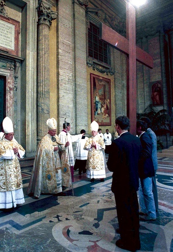  Jan Paweł II przekazuje krzyż Roku Świętego młodzieży