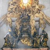 W ołtarzu prezbiterium bazyliki św. Piotra znajduje się rzeźba katedry św. Piotra. To symbol  władzy nauczania jego następców 