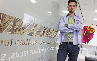 – Przekazując reklamowe filmiki znajomym, pracujemy dla koncernów – mówi Michał Grzebyk