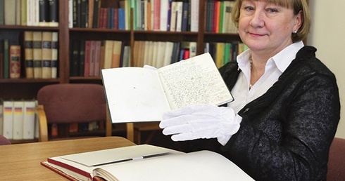 Zwiedzający mogą obejrzeć fotokopię Pana Tadeusza.  Elżbieta Ostromęcka pokazuje fotokopię „Inwokacji” w marmurkowym zeszycie.  