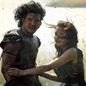 Milo (Kit Harington) i Cassia (Emily Browning) w filmie „Pompeje”