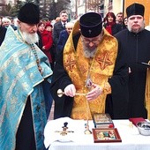  Uroczystości przewodniczył abp Jeremiasz (w środku), obok niego (z lewej) ks. Stanisław Strach