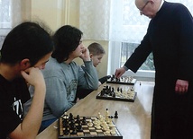  Ks. Franciszek Grela grając, udzielał fachowych rad