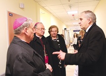 Prof. Marian Zembala oprowadza gości po szpitalu. Od lewej: bp Jan Kopiec, abp Zygmunt Zimowski i Małgorzata Mańka-Szulik