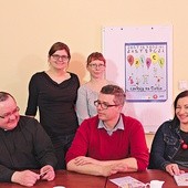  Osoby zaangażowane w kampanię (od prawej): Danuta Pajor, kierownik zespołu ds. pieczy zastępczej MOPR, Piotr Kubica, jej zastępca, ks. Jan Matysek, proboszcz parafii Wniebowzięcia NMP w Biskupicach oraz (w drugim rzędzie) Beata Jeziorska i Anna Herman-Latos z PAL Biskupice