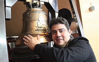  Ojciec Robson de Oliveira Pereira w siedzibie firmy Rduch w Czernicy z dzwonem poświęconym Janowi Pawłowi II