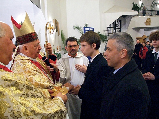 Bierzmowanie w parafii pw. Dobrego Pasterza w Tarnowie. Kilka lat temu szafarzem sakramentów był tu abp Stanisław Szymecki