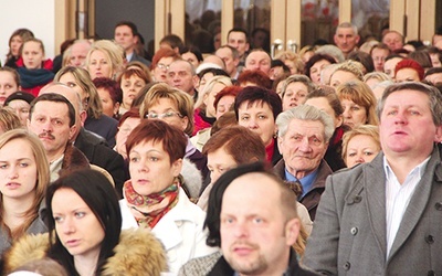 Pełny kościół ludzi na pożegnaniu w Piątkowej