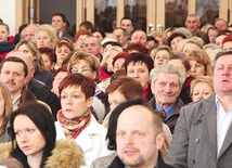 Pełny kościół ludzi na pożegnaniu w Piątkowej