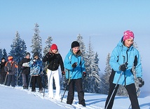 Uczniowie z małopolskich szkół w czasie lekcji wychowania fizycznego jeżdżą na biegówkach