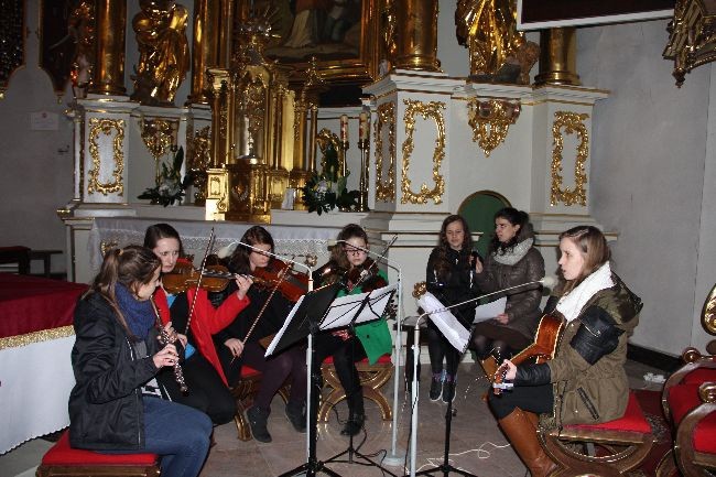 O muzyczną oprawę spotkania zadbała schola młodzieżowa