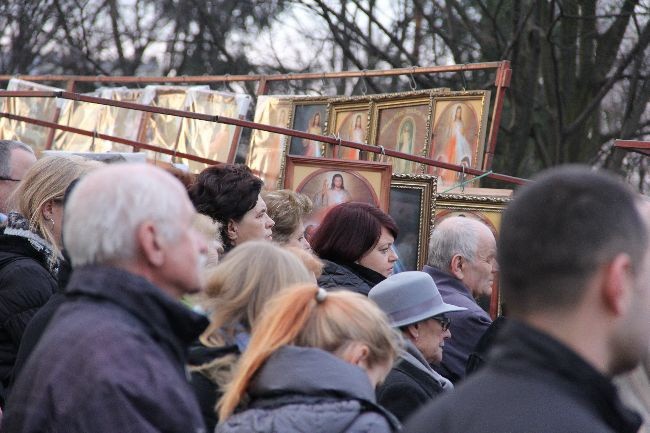 Tłumy żegnały obraz Jezusa Miłosiernego 