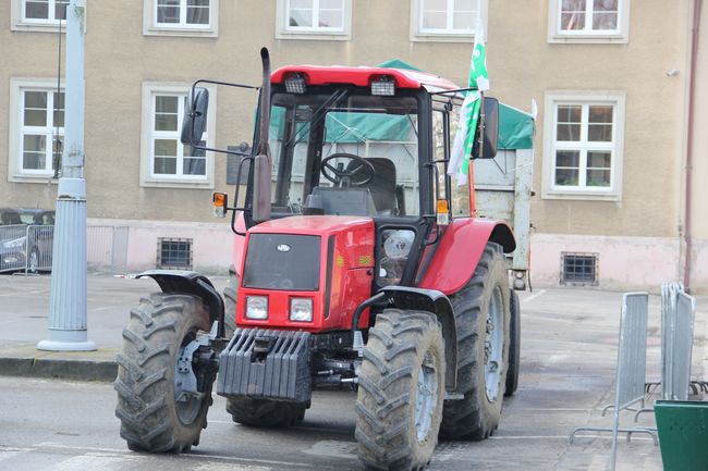 Protest rolników: Koniec z wyprzedażą polskiej ziemi