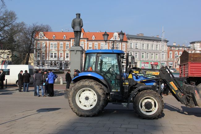 Protest rolników: Koniec z wyprzedażą polskiej ziemi