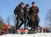 Od lewej: bielski radny Józef Herzyk, Iwona Szarek, wójt Brennej i ks. Władysław Zązel na podium XVI Zimowych Igrzysk Abstynentów