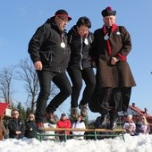 Od lewej: bielski radny Józef Herzyk, Iwona Szarek, wójt Brennej i ks. Władysław Zązel na podium XVI Zimowych Igrzysk Abstynentów