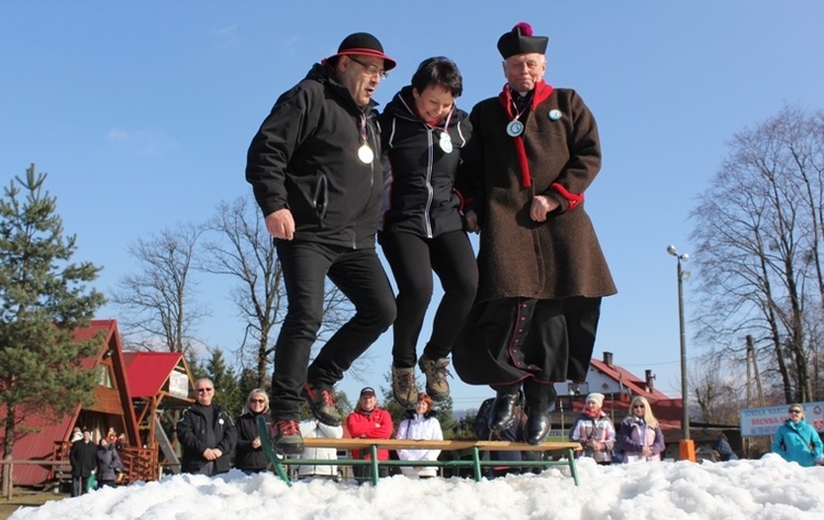 Od lewej: bielski radny Józef Herzyk, Iwona Szarek, wójt Brennej i ks. Władysław Zązel na podium XVI Zimowych Igrzysk Abstynentów