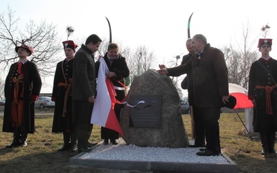 Odłonięcie tablicy upamiętniajacej bitwę pod Kurdwanowem