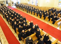 Ławki seminaryjnej kaplicy wypełnili księża, którzy przyjechali na Dzień Pokutny z całej diecezji.