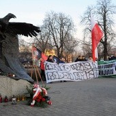 Pikieta „Armio Wyklęta, Radom pamięta” przed pomnikiem żołnierzy Zrzeszenia „Wolność i Niezawisłość” przy ul. Beliny-Prażmowskiego w Radomiu