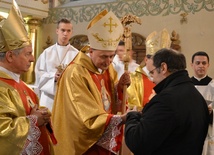Przedstawiciele każdej diecezji otrzymali krzyż z relikwiami bł. Karoliny.