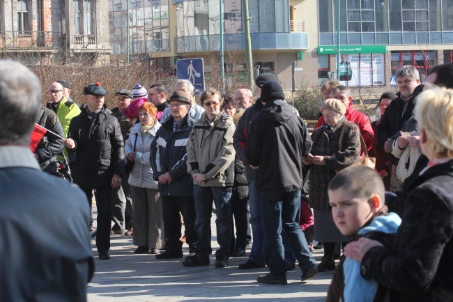 Legnica: dwa pomniki, dwa bieguny