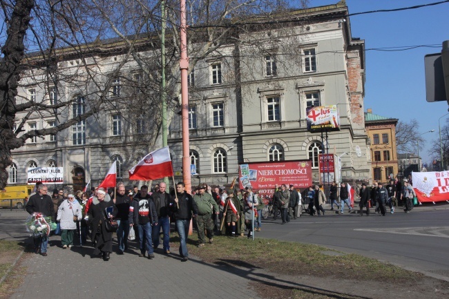 Legnica: dwa pomniki, dwa bieguny