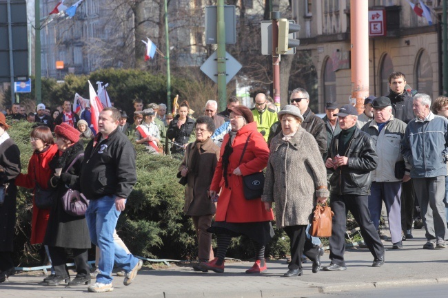 Legnica: dwa pomniki, dwa bieguny