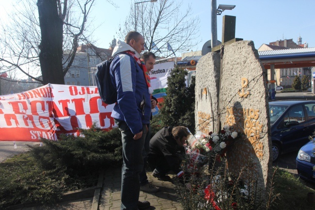 Legnica: dwa pomniki, dwa bieguny