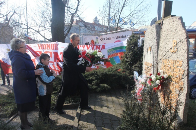 Legnica: dwa pomniki, dwa bieguny