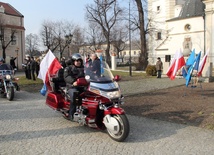 Łowiccy motocyklści uczcili pamięć żołnierzy wyklętych przejazdem z biało-czerwonymi flagami