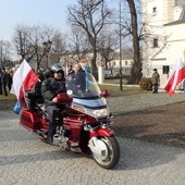 Łowiccy motocyklści uczcili pamięć żołnierzy wyklętych przejazdem z biało-czerwonymi flagami