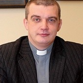 Ks. Rafał Grzelczyk zachęca do przyjęcia ważnych znaków wiary, które pomogą w ewangelicznej przemianie naszych rodzin i wspólnot parafialnych