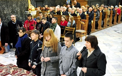  Koronka do Bożego Miłosierdzia przed jubileuszową 120. Eucharystią w kościele garnizonowym