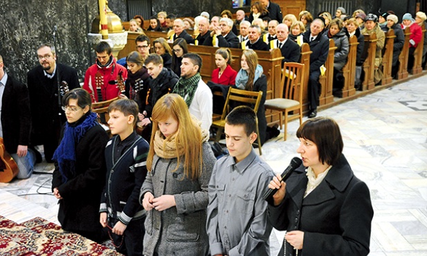  Koronka do Bożego Miłosierdzia przed jubileuszową 120. Eucharystią w kościele garnizonowym