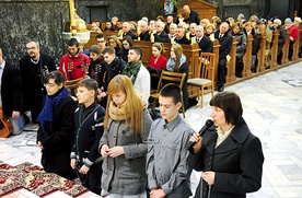  Koronka do Bożego Miłosierdzia przed jubileuszową 120. Eucharystią w kościele garnizonowym