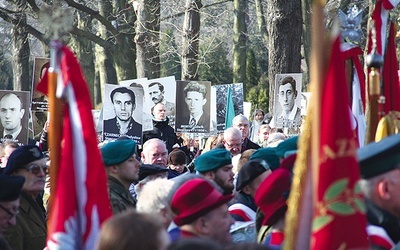 Wizerunki zidentyfikowanych pomordowanych bohaterów towarzyszą wrocławskim obchodom od samego początku. Za każdym razem robią ogromne wrażenie