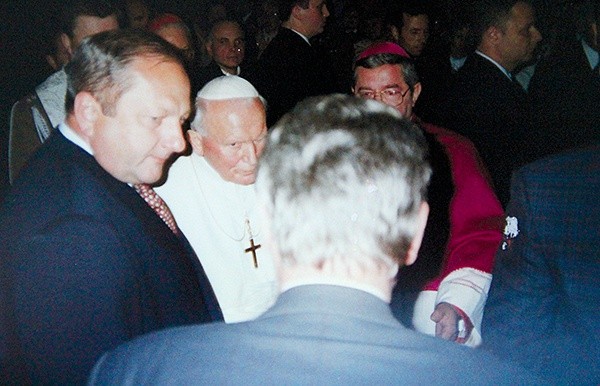  Często w albumach rodzinnych są fotografie, które mają szczególnie osobiste znaczenie. Warto się nimi podzielić, by zobaczyli je również inni. Na zdjęciu wizyta Jana Pawła II we Wrocławiu – poświęcenie kościoła garnizonowego