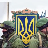 Rosyjscy żołnierze w mundurach bez insygniów blokują ukraińskie garnizony na Krymie