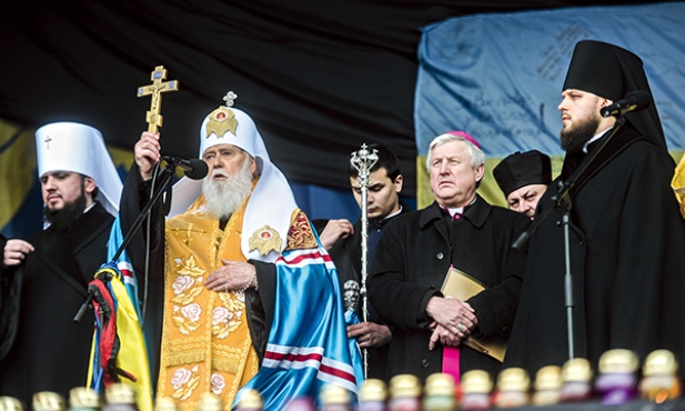 Patriarcha Filaret, głowa prowosławnego Patriarchatu Kijowskiego, oraz bp Stanisław Szyrokoradiuk podczas niedzielnej modlitwy na Majdanie.  Kijów 23.02.2014 r.