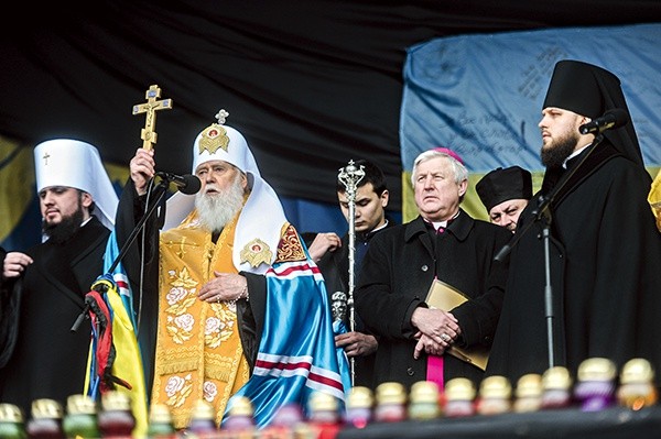 Patriarcha Filaret, głowa prowosławnego Patriarchatu Kijowskiego, oraz bp Stanisław Szyrokoradiuk podczas niedzielnej modlitwy na Majdanie.  Kijów 23.02.2014 r.