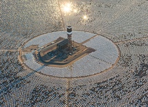 Wygląda jak kolonia na obcej planecie, tymczasem to największa na świecie elektrownia słoneczna
