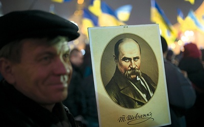 Uczestnik demonstracji  na kijowskim Majdanie trzyma  w ręku portret Tarasa Szewczenki