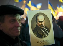 Uczestnik demonstracji  na kijowskim Majdanie trzyma  w ręku portret Tarasa Szewczenki