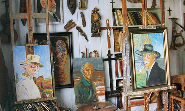  Pracownia Hofmana, pozostawiona w nienaruszonym stanie.  Na jednej ze sztalug ostatni autoportret artysty