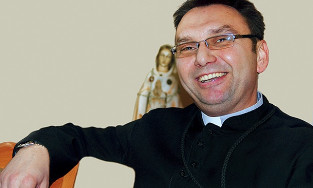 Diakon Rafał Krystyanc w klasztornej rozmównicy misjonarzy oblatów w Katowicach