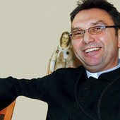 Diakon Rafał Krystyanc w klasztornej rozmównicy misjonarzy oblatów w Katowicach