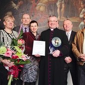 – Cieszmy się razem z naszym kochanym księdzem proboszczem – mówili po uroczystości wręczenia nagród parafianie ks. Adama Zdrojewskiego