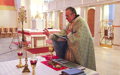 Ks. Józef Ulicki podczas sprawowania liturgii