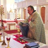 Ks. Józef Ulicki podczas sprawowania liturgii